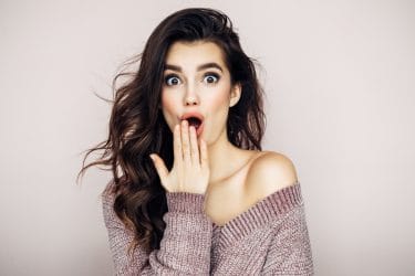 verschrikt gezicht jonge vrouw, wie maakt zich schuldig aan deze make-up fouten?