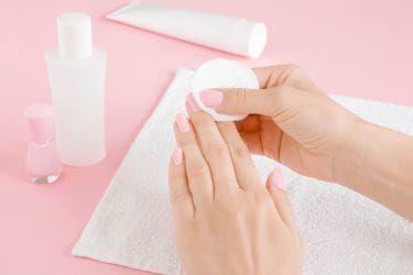 vrouw verwijdert nagellak en ontdekt verkleurde nagels