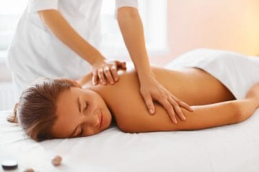 vrouw ontvangt manuele lymfedrainage