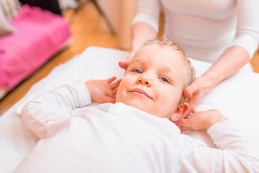 jongetje krijgt tui-na kindermassage