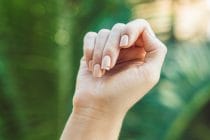 hand met gebroken vingernagel