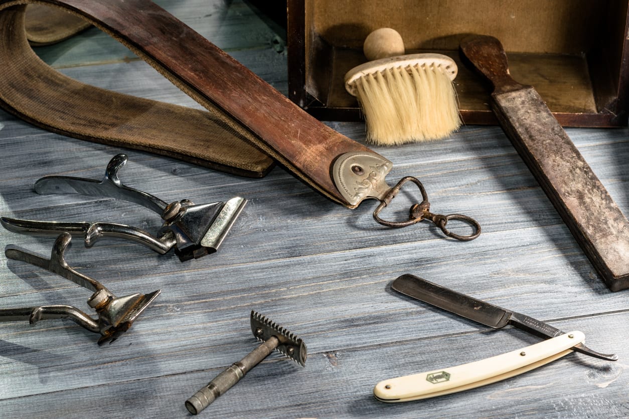 Italiaanse barbier knipt haar met een vlammetje