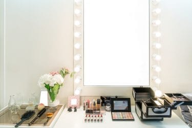 make-up hoek met make-up spiegel en make-up benodigdheden