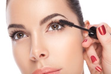 vrouw brengt mascara aan