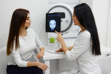 huid expert maakt huidanalyse met huidanalyse apparaat