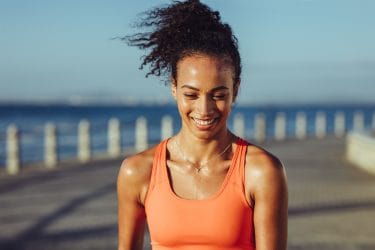 sportieve vrouw is aan het zweten na inspanning
