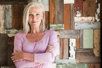 Mooie vrouw met grijs haar en een jeugdige uitstraling