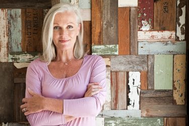 Mooie vrouw met grijs haar en een jeugdige uitstraling