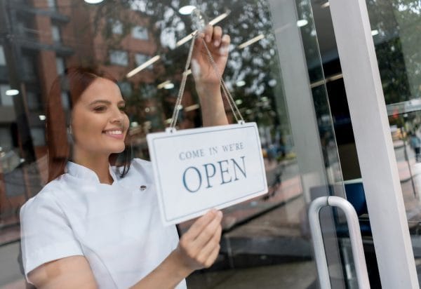 schoonheidsspecialiste opent haar eigen beauty salon