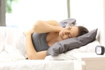 vrouw in bed met fibromyalgie klachten, pijn in nek
