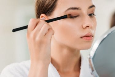 vrouw brengt oogschaduw aan