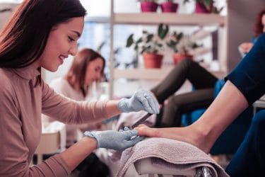 studenten oefenen tijdens hun opleiding pedicure