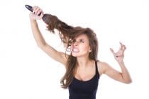 Vrouw met onhandelbaar haar.