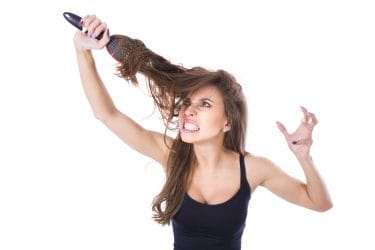 Vrouw met onhandelbaar haar.