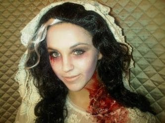 jonge vrouw als Halloween zombie bruidje
