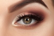 close-up van mooi opgemaakt oog voor een Bambi effect