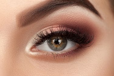 close-up van mooi opgemaakt oog voor een Bambi effect
