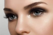 vrouw met mooie wenkbrauwen dankzij een brow lift met een speciale lotion