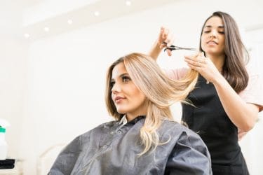 mobiele kapper knipt thuis het haar van een klant