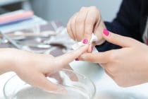 nagelstylist ontvet nagels om het chippen van gelnagels te voorkomen