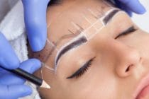 Wenkbrauwstyliste tekent de perfecte wenkbrauwen bij klant tijdens een brow mapping behandeling