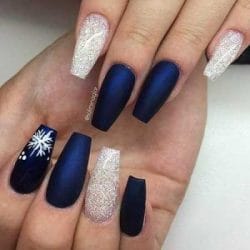 nail art voor kerst met blauwe gelnagels gecombineerd met witte glitter gel