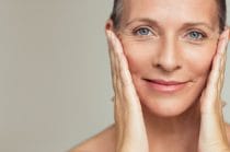 50-plus vrouw met mooi verzorgde huid.