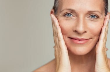 50-plus vrouw met mooi verzorgde huid.