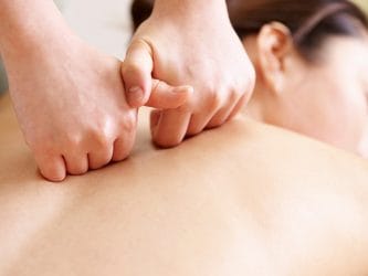 Tui-na therapeut voert massage uit.