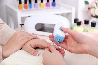 Professionele nagelstyliste plaatst gelnagels