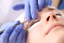 Vrouw ondergaat lash lift zodat mascara overbodig is.