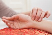 Polsdiagnose vormt een van de basismethoden van wai chuai