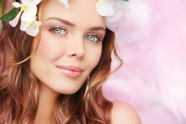 Jonge dame met een frisse lente make-up look