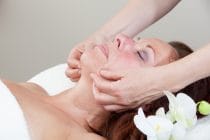 Vrouw ondergaat behandeling voor huidverjonging zonder cosmetische ingreep
