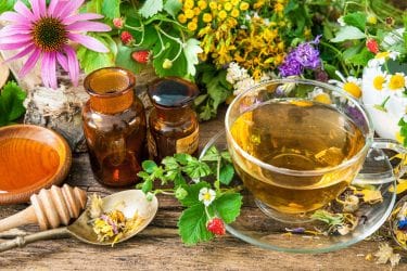 Diverse kruidenremedies van een herborist.