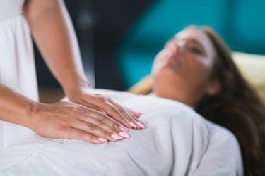 Leer tijdens de cursus chakratherapie de chakra's aanvoelen.