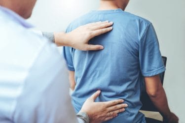 Therapeut voert een behandeling bone setting uit.