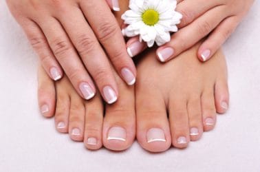 Laat broze nagels behandelen door een professionele manicure/pedicure.