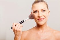 Vrouw brengt make-up aan om rimpels te camoufleren.