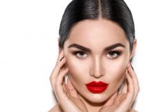 Het accentueren van de jukbeenderen met make-up laat het gelaat extra spreken.
