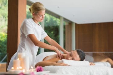 Massagetherapeut behandelt klant met een ontspannende massage