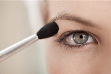 Make-up tips om hangende oogleden te corrigeren.