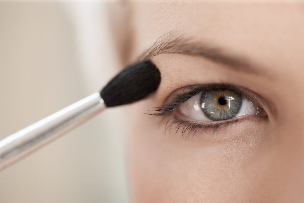 Make-up tips bij hangende oogleden
