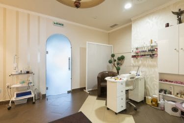 Professionele nagelsalon met manicuretafel