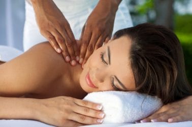 Vrouw ondergaat een ontspannende massage