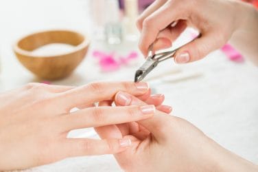 pedicure behandelt een nijnagel