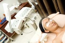Vrouw ondergaat een behandeling met een vapozone in een beauty salon