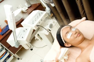 Vrouw ondergaat een behandeling met een vapozone in een beauty salon