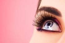 Close-up van oog met prachtige volle wimpers.