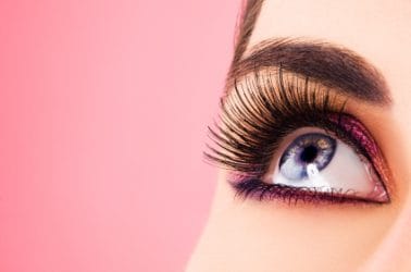 Close-up van oog met prachtige volle wimpers.